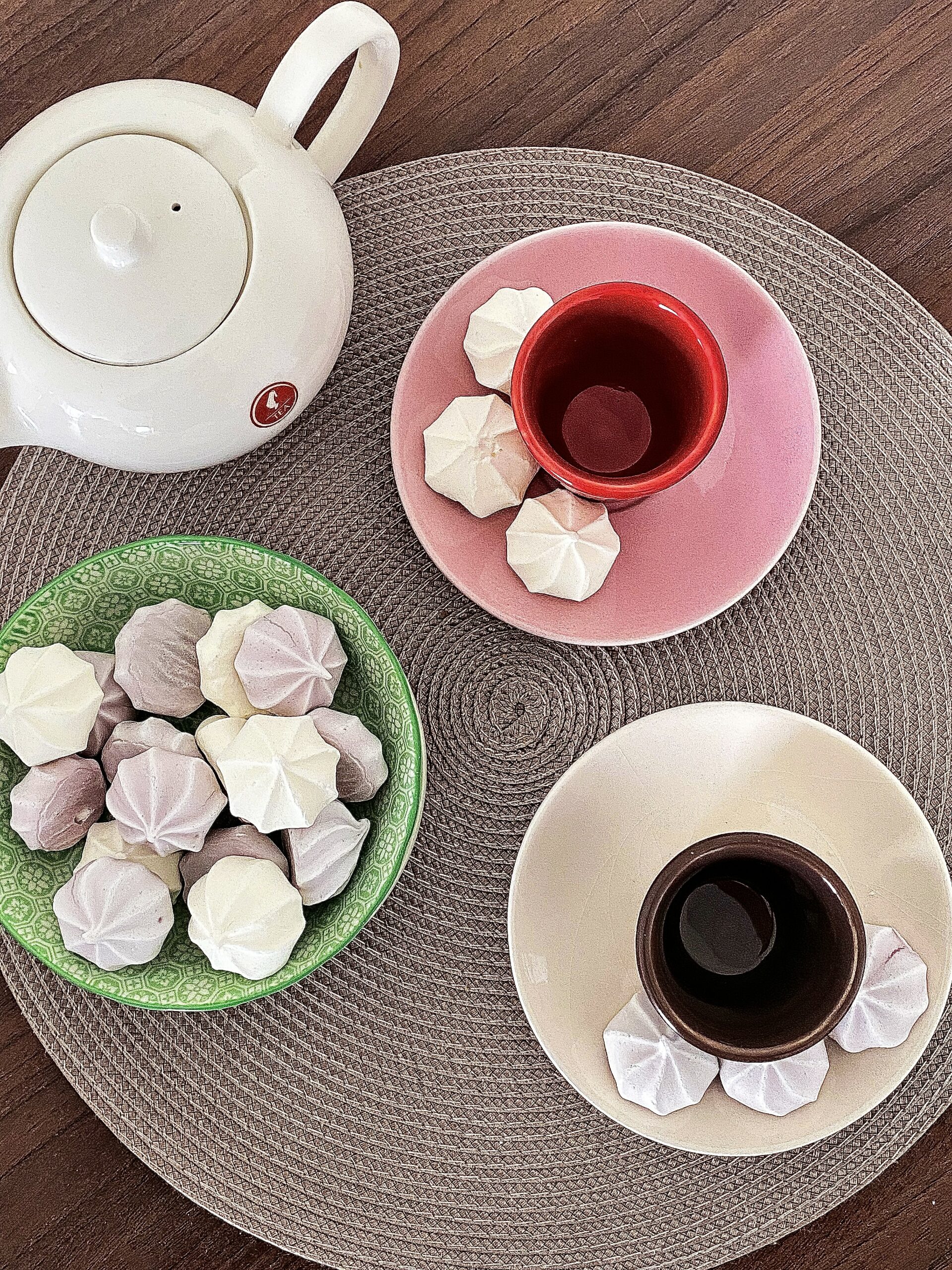 Photo page accueil, Meringue nature et framboise avec du café