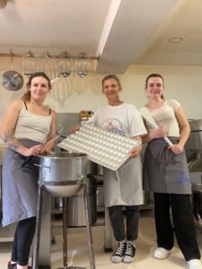 Equipe atelier de production avec la responsable de la biscuiterie au centre