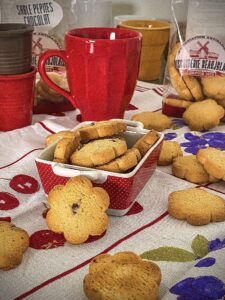 Sablés nature et sablés aux pépites de chocolat en présentation