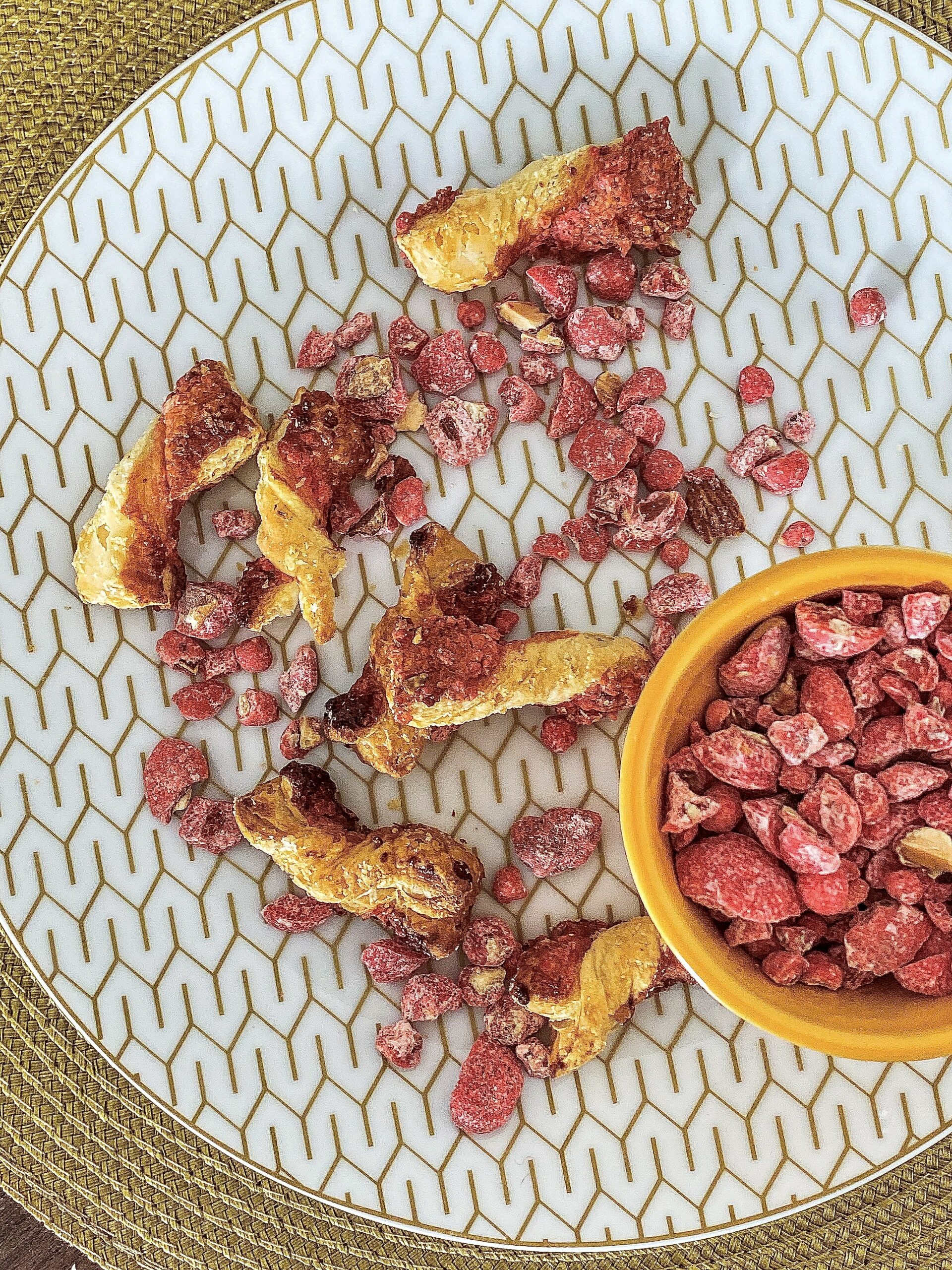 Photo page accueil, Sacristains Praline présenté dans une assiette avec. des pralines concassées