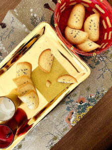 Photo page accueil, Tuiles aux pépites de chocolat sur un plateau doré avec un panier rouge